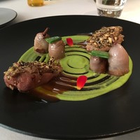 シェ オリビエ - フランス産のうずらのロティ、ざっこくとナッツの衣、グリーンピース