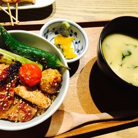 赤坂うまや 新宿 - 丼はもちろんお味噌汁もおいしい