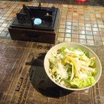 hamba-guandosute-kikinzo- - 和牛ハンバーグランチのサラダとコンロ