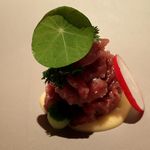 熊本産さくら肉のユッケ風、燻製風味自家製マヨネーズ。