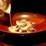 Le Bar a Vin QUINQ - ポーチドエッグ、サマートリュフ、フレッシュマッシュルーム。