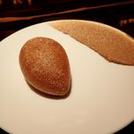 Le Bar a Vin QUINQ - 焼きたてライムギパン。右に見えるのは、模様ではなくてオニオンソースバター。