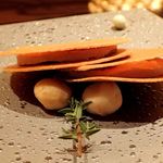 Le Bar a Vin QUINQ - マカダミアナッツ、米粉と青リンゴのジャム、ローズマリーのホワイトチョコレート。