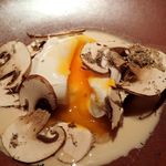 Le Bar a Vin QUINQ - ポーチドエッグ、サマートリュフ、フレッシュマッシュルーム。