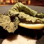 Le Bar a Vin QUINQ - トップはフリーズドドライのケール、ビスクソース、ターメリック。