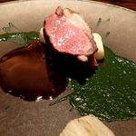 フランス産の子羊、アニョー・ド・レ生後３週間、18日間熟成、ほうれん草のピューレ、赤ワインソース。