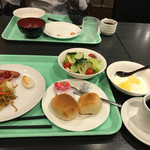 スマイルホテル - サラダにベーコンとウインナーそれと焼きそば(＾＾；)