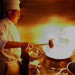 MASA’S KITCHEN - 鍋を振る鯰江真仁シェフ。毎日オープンキッチンで、お客様の顔を見ながら料理を作ります。