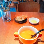 都電テーブル - ランチのスープとパン