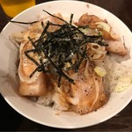 武蔵野アブラ学会 - チャーシューご飯。
      旨し。