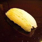 すし処 めくみ - 赤烏賊。(包丁の入れ方をご覧ください)