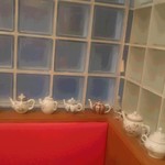 Shokusai Tomo - 小物のティーポットは全部絵柄がちがいます。勿論紅茶をお召し上がりのお客様にはこちらでご提供しますよ。