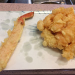 天ぷら処  天好 - 左の蟹     右の小海老と小柱のかき揚げ
