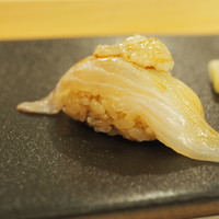 夷川 鮨 すずか - 平目昆布締めとエンガワ乗せ