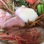 食い味の道有楽 - 具の赤エビ