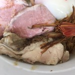 食い味の道有楽 - 赤エビを退かしたら、鶏腿肉の叉焼が