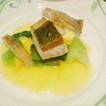 La Planete - リュンヌ(\2,800)の魚料理 : スズキのポワレ サフランソース