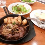 カフェ ガレリア - ステーキランチセット、サラダとともに