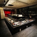 bubo BARCELONA - 1階はジュエリーショップのような雰囲気でチョコレートやケーキが並びます。