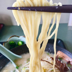 さつまラーメン - 意外にストレート細麺。