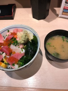 Sushi Yuuraku - セット前景