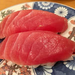 廻鮮寿司 塩釜港 - こんな綺麗で身の厚い「マグロ ¥150」