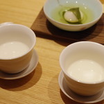 茶禅華 - 杏仁豆富、二つの温度で、桜の香りの茹で団子