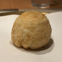 SUGALABO - 生地がシャクっとした後、トロッとして濃厚なクリームが広がり、後からブルーチーズの仄かな癖が広がる。炒めた玉ねぎのピュレを葛粉でとろみづけしたものとフルムダンベールを包んでいる。