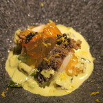 エクアトゥール - 黒アワビのジュレがけ アワビの肝のソースとキャビア 柚子を振って2