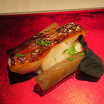 エクアトゥール - 喉黒の直火焼き お米のピュレと蕗の薹 ガリのチップス2