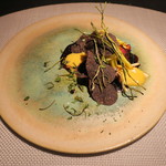 エクアトゥール - 和牛ハラミの炭火焼きと筍のポワレ ベアルネーズと黒トリュフのソース 黒トリュフと黄ニラ添え1