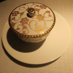 エクアトゥール - 蛍烏賊と大和芋 小紫蘇のカッペリーニ オニオンのコンソメスープ仕立て1