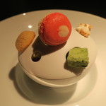 エクアトゥール - 和三盆のパンナコッタと抹茶のアイスクリーム 白玉と苺 ギモーブとフィナンシェ 二種2