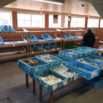 八紘学園 農産物直売所 - 【2017年04月】4月16日の午後の売場は閑散としてました。