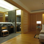 アマン東京 - 客室と洗面の境は大きな開口