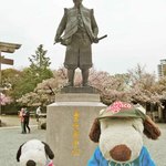 大阪城本陣 - 大阪城に来たら、まずは豊国神社(ほうこくじんじゃ)にお参りしないとね。正面鳥居の前には豊臣秀吉像が建ってるよ。秀吉さんと記念撮影～！！