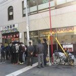 ハイブリッド酒場 - 店頭、並び増加