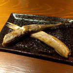 アルジャーノン シンフォニア - 氷下魚の一夜干しスモーク（￥850）。バーのフードとしてはユニーク、でも意外とウイスキーに合うよ！