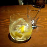 アルジャーノン シンフォニア - カンチャンチャラ。ラムベースに蜂蜜とレモンをイン、東京産の蜂蜜が香り立つ！