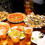 DROP 中目黒 - 机いっぱいの料理。これ食べれる？： 笑