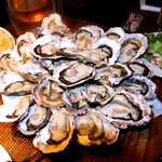 DROP 中目黒 - 生牡蛎食べ放題！　5人に対し、これが2皿って、びっくり仰天な量！