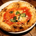 DROP 中目黒 - 窯焼きPizza食べ放題Timeに突入！　まずは1種類目☆マルゲリータ！
