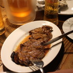 DROP - 切ってと、この日の主役の若い男性に切らせる親分Medy。