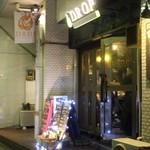DROP - お店の前。店に着いた瞬間、ドアを開けてお店の方が迎えてくれました。