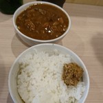 NOODLE CUISINE KENJI 麺処 けんじ - ↑牛すじｶﾚ-￥200ごはん￥100