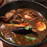 イエロースパイス - ホタテとアサリとイカの魚介カレー
            黒スープ、辛さ２