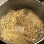 富山の味 早瀬 - 半生麺を熱湯で4分茹でます