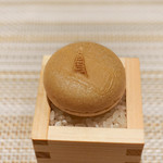 SUGALABO - 生のからすみと卵黄の最中