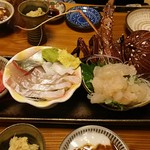 お刺身は明らかに高級になっています。本マグロの上にいくらがのっているとか。