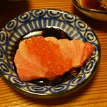 初鮮 - 本マグロにいくらを乗せて頂きます。